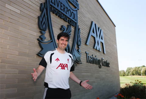 Tân HLV trưởng của Liverpool trước cổng trung tâm huấn luyện