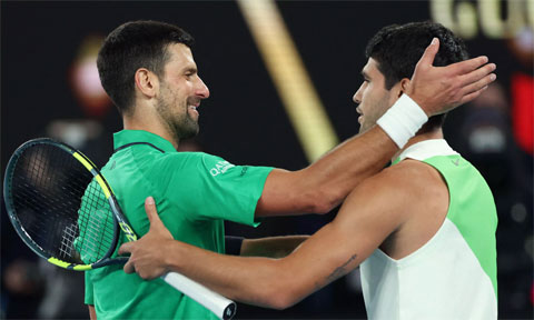 Djokovic chúc mừng Alcaraz sau trận chung kết Australia Mở rộng 2026. Ảnh: AFP
