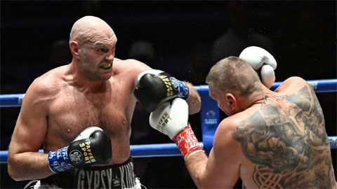 Cựu vô địch thế giới Tyson Fury (trái) thắng Mariusz Wach bằng knock-out kỹ thuật