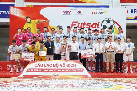 Phó chủ tịch LĐBĐ Việt Nam Trần Anh Tú dự khán các trận đấu và trao giải cho đội vô địch Thái Sơn Bắc. Ảnh: Nguyễn Khanh