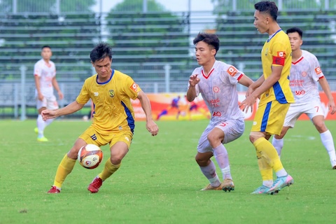 Pha tranh bóng giữa cầu thủ SLNA và Thể Công. Ảnh: VFF