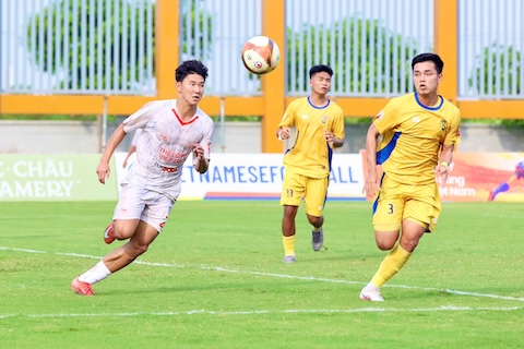 Thể Công (áo trắng) hầu như bế tắc trong tấn công. Ảnh: VFF