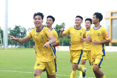 Niềm vui của cầu thủ SLNA khi có bàn thắng. Ảnh: VFF