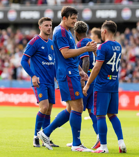 Maguire chia vui với Lacey