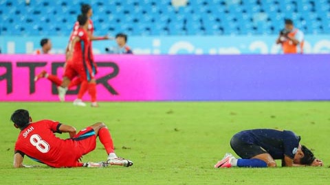  VAR ‘tra tấn' 10 phút, gây tranh cãi lớn trong trận Campuchia vs Singapore