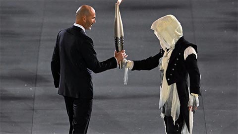 Zizou rước đuốc ở khai mạc Olympic Paris 2024