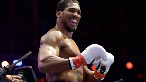 Anthony Joshua bị đánh ngã hai lần vẫn thắng knock-out trong trận tái xuất