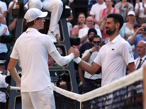 Sinner bắt tay Djokovic sau trận chung kết Wimbledon 2026 hồi tháng 7. Ảnh: ATP
