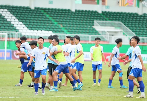 Niềm vui của cầu thủ Huế khi giành vé vào chung kết. Ảnh: Nguyễn Hương 