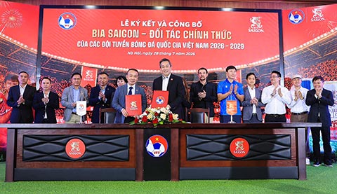 Tổng thư ký VFF Nguyễn Văn Phú và Tổng giám đốc SABECO Lester Tan Teck Chuan thực hiện nghi thức ký kết Bia Saigon trở thành Nhà T trợ chính cho các Đội tuyển Bóng đá Quốc gia Việt Nam