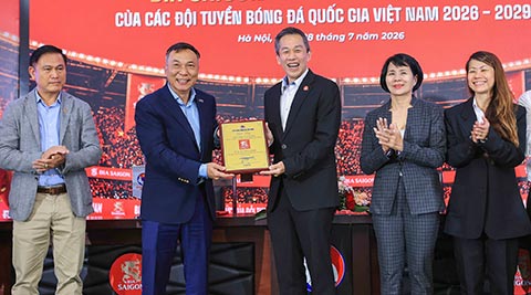 Ông Trần Quốc Tuấn – Ủy viên Thường vụ AFC, Chủ tịch VFF – trao Bảng danh vị T trợ cho Tổng giám đốc Lester Tan Teck Chuan, đại diện SABECO.