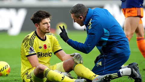 Thủ môn Nick Pope của Newcastle đang được nhân viên y tế chăm sóc