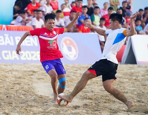T Ngân Quy Nhơn (áo đỏ) vào bán kết 