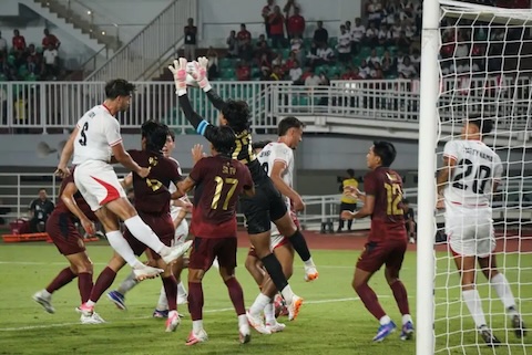Indonesia (áo trắng) sẽ tiếp tục có trận thắng trước Timor Leste