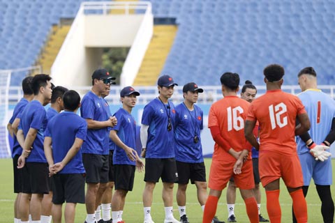 HLV Kim Sang Sik cùng các học trò chuẩn bị cho trận đấu với Singapore. Ảnh - Đức Cường