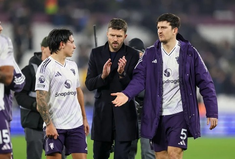 Tuổi tác của Harry Maguire (phải) cũng là vấn đề với HLV Michael Carrick