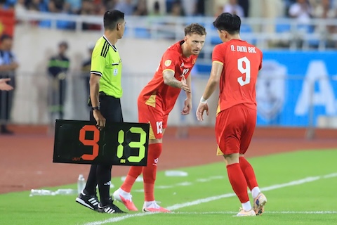 T Lộc đã thay Đình Bắc ngay trong hiệp 1. Ảnh: Đức Cường