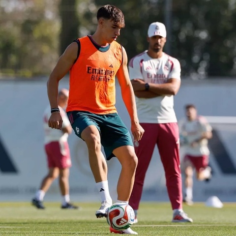 Carlos Espi là mẫu tiền đạo mục tiêu mà HLV Jose Mourinho rất yêu thích. Ảnh: X