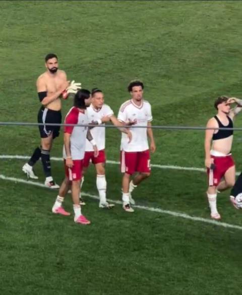 Hình ảnh xấu xí sau trận