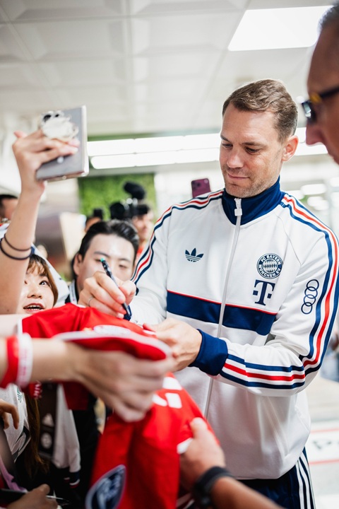 Thủ thành Manuel Neuer ký tặng người hâm mộ tại đảo Jeju, Hàn Quốc