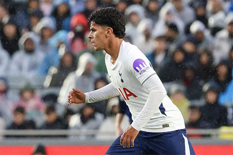 Fernandes đã có những trận đấu đầu tiên cho Tottenham
