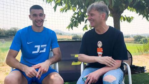 Thủ thành của Barca chia sẻ cùng phóng viên. Ảnh: Diario Sport