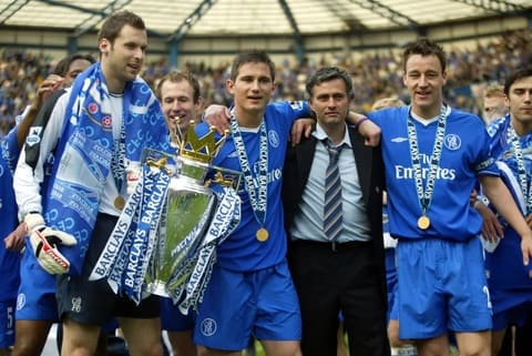 Dưới thời Mourinho, mọi đường lên bóng của Chelsea đều xoay quanh Lampard. Ảnh: The Sun