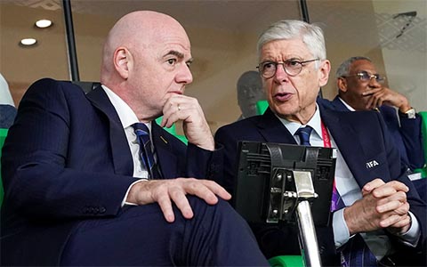Gianni Infantino (bên trái) và Arsene Wenger thường xuyên xuất hiện cạnh nhau kể từ khi "Giáo sư người Pháp" làm việc tại FIFA năm 2019.