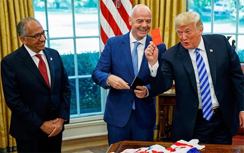 Vị chủ tịch FIFA (giữa) luôn vấp phải những chỉ trích nặng nề từ các dự án của mình
