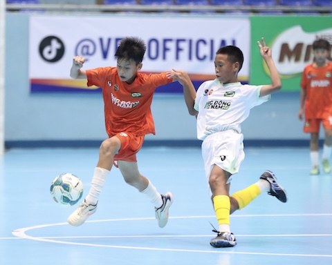 Cuộc đua tranh giữa cầu thủ CLB Hà Nội và Hải Phòng. Ảnh: VFF