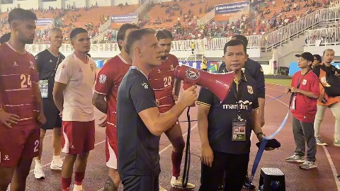 HLV Indonesia cầm loa đi xin lỗi người hâm mộ