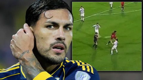 Paredes đá bóng thẳng vào lưng đối thủ