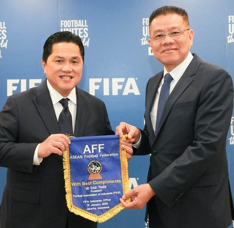 Chủ tịch PSSI Erick Thohir (trái)