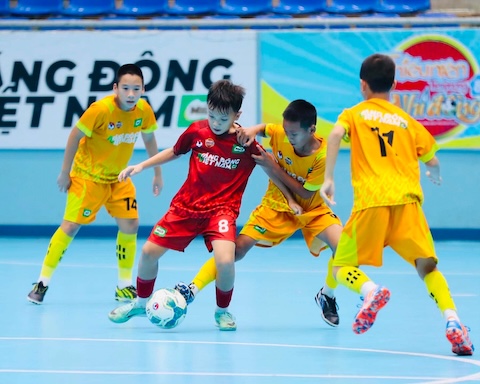 Màn tranh T quyết liệt giữa Hà Nội FC (áo đỏ) và CLB Hà Nội. Ảnh: BTC