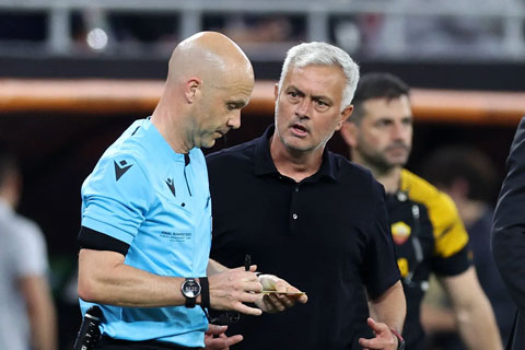 Anthony Taylor bị Mourinho “ghét cay ghét đắng”