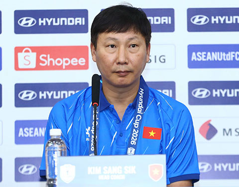 HLV Kim Sang Sik đáp trả lại lời khiêu khích của tuyển thủ Indonesia ngay trong họp báo trước trận đấu với Campuchia. Ảnh: Đức Cường