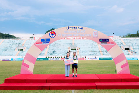 Bà Nguyễn Thanh Hà trao danh hiệu Cầu thủ ghi nhiều bàn thắng nhất cho Lê Thị Bảo Trâm (Phong Phú Hà Nam)