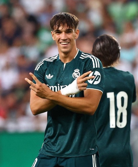 Carlos Espi ăn mừng sau khi ghi bàn vào lưới Ferencvaros