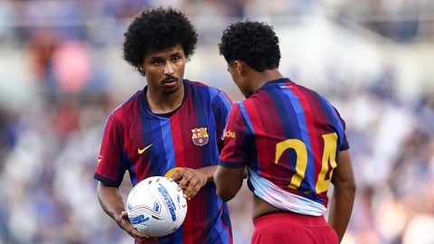 Karim Adeyemi (trái) không phải là lời giải cho bài toán "số 9" của Barca