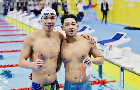 Huy Hoàng và tay bơi trẻ Tuấn Anh. Ảnh: Anh Khoa