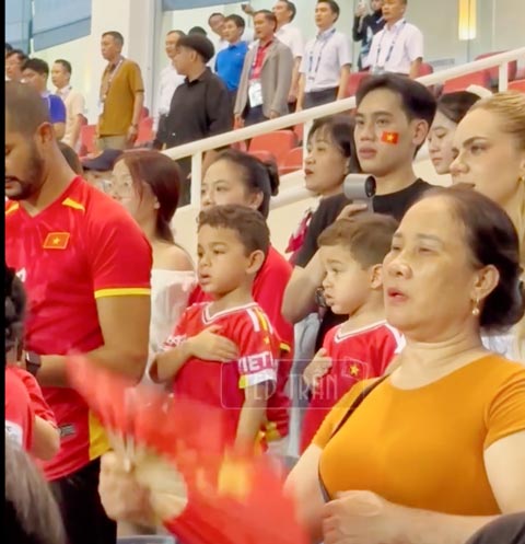 Gia đình nhỏ của Xuân Sơn trên khán đài