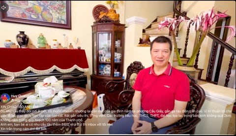 BLV Quang Huy bên trong căn nhà được rao bán. Ảnh chụp màn hình