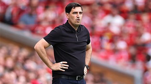 Liverpool hụt hơi, Iraola thừa nhận tình thế nguy cấp trước mùa giải