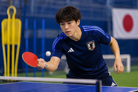 Nakamura có những bài tập đặc biệt cùng mẹ như hay chơi bóng bàn để nâng cao khả năng bóng đá - Ảnh: AI