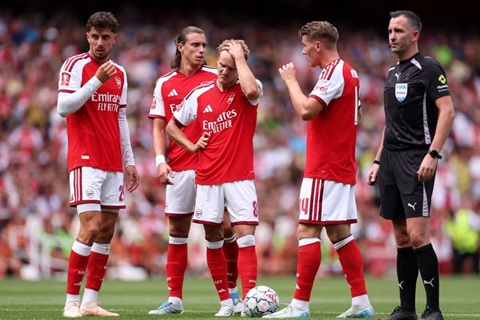 Nỗi thất vọng của các cầu thủ Arsenal sau trận thua Dortmund