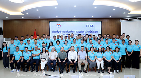 Các đại biểu chụp ảnh lưu niệm