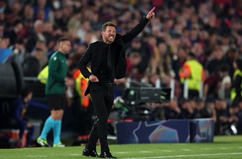 Diego Simeone luôn mang theo bầu nhiệt huyết rực lửa bên đường pitch