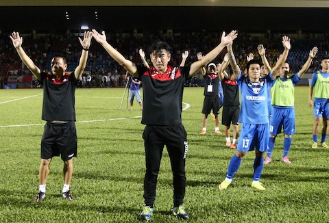 HLV Phan Thanh Hùng cùng đội bóng Than Quảng Ninh - Ảnh: Minh Tuấn