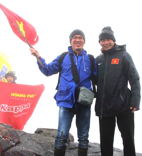 HLV Phan Thanh Hùng và tác giả lúc chinh phục đỉnh Fansipan vào năm 2012 - Ảnh: Tuấn Tú