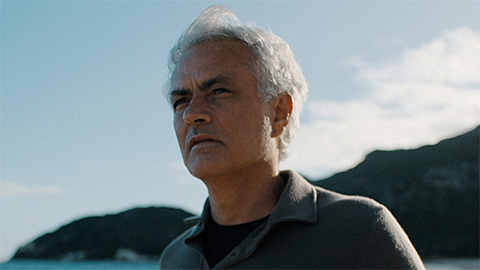Mourinho và khoảng trống phía sau bóng đá